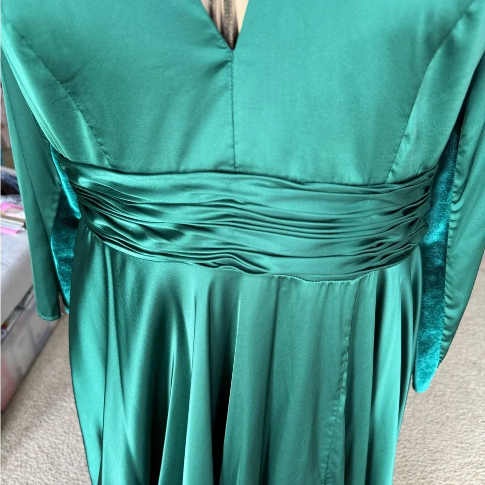 Elegant Green Long Sleeve Evening Gown - Picture 12 of 17